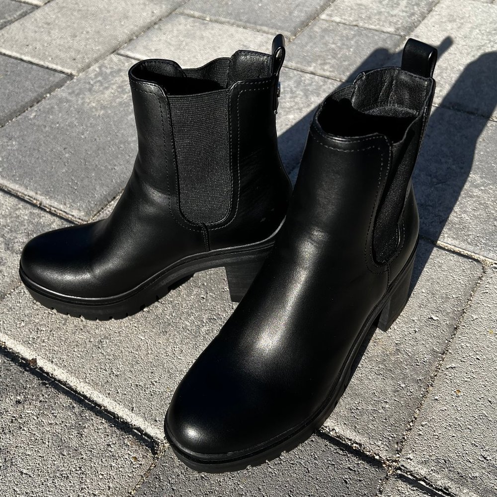 Size 7 // Women's Nine West Quies Chelsea Heeled Boots